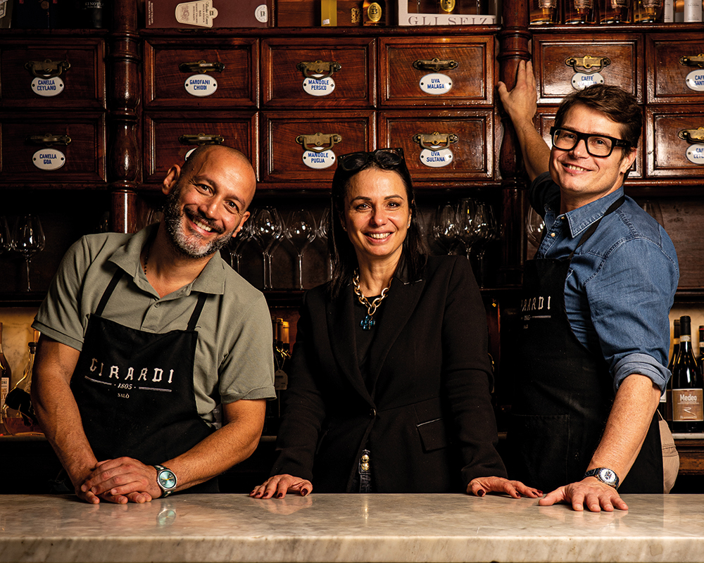 proprietari dietro bancone